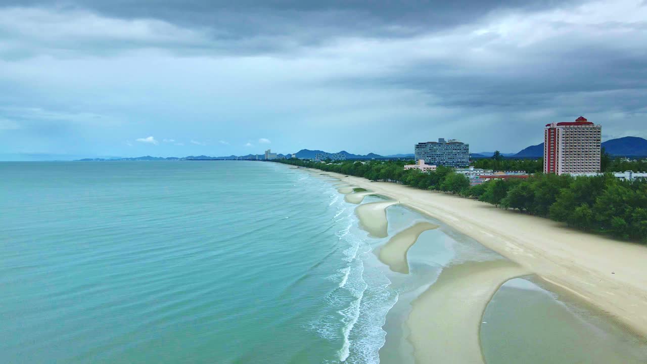 Playa de Cha-Am en Tailandia con su hermoso océano y costa arenosa.