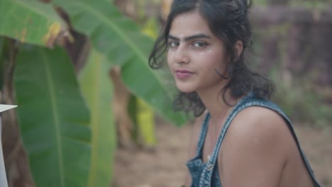 linda chica india íntima mirando a la cámara