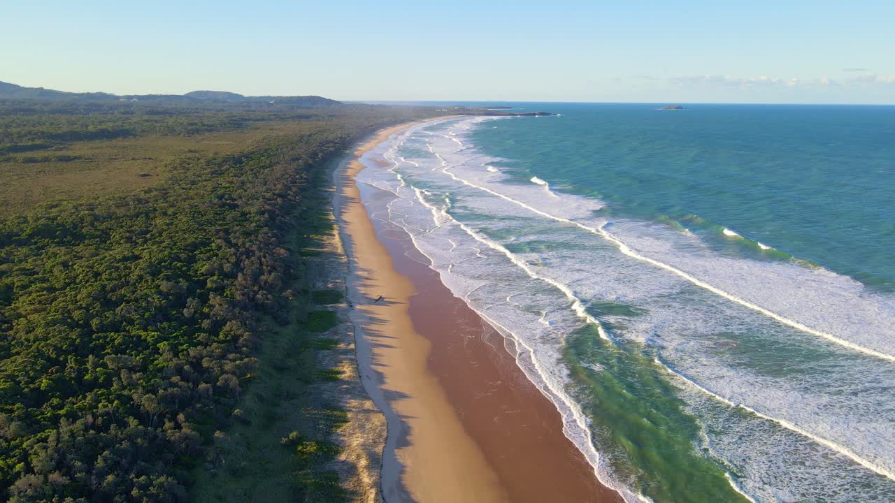 Vídeo de arquivo Premium - Ondas espumosas brancas rolando na costa ...