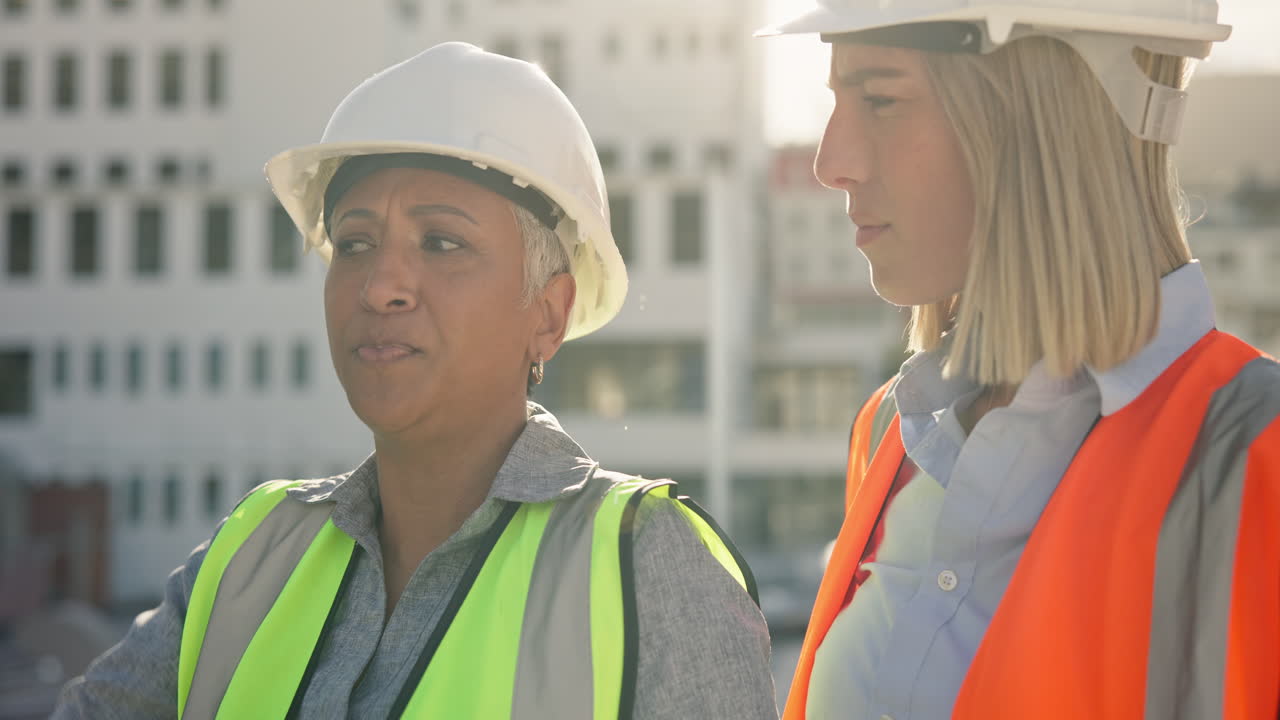 mujeres, trabajo en equipo o arquitectos en el sitio de construcción