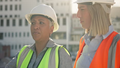 mujeres, trabajo en equipo o arquitectos en el sitio de construcción