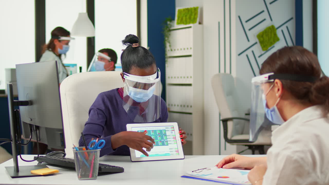 다민족 사업가 여성들이 일에 대해 토론하고 디지털 태블릿을 사용합니다.