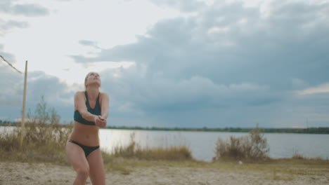 Ataque-Del-Equipo-Femenino-De-Voleibol-De-Playa-Jugando-Y-Entrenando-En-Actividades-Deportivas-De-Cancha-De-Arena-Para-Gente-Atlética