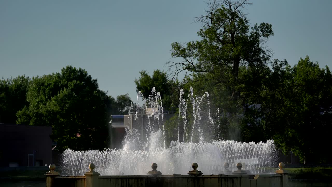 vista de cerca de la fuente de agua en el parque de la ciudad de denver