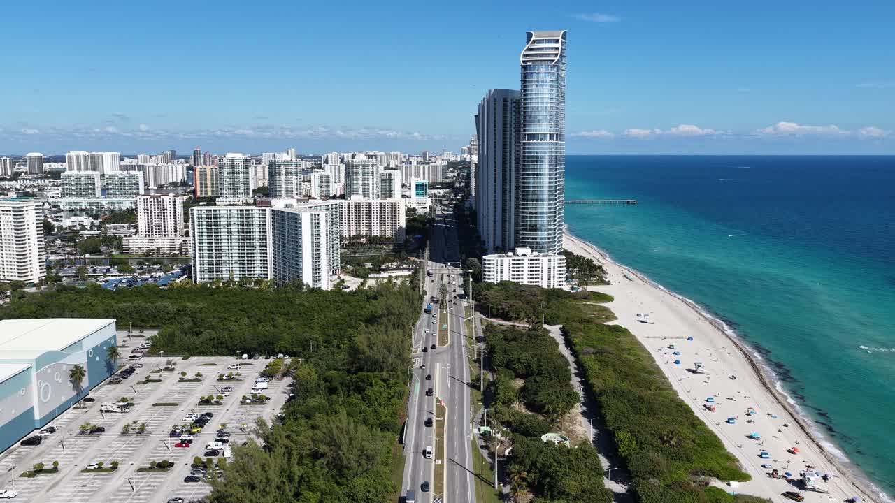 Skyline di Sunny Isles a Sunny Isles Beach in Florida, Stati Uniti. Paesaggio sulla spiaggia. Panorama di Bay Harbor. Quartiere del centro. Skyline di Sunny Isles a Sunny Isles Beach in Florida. Incredibile paesaggio urbano