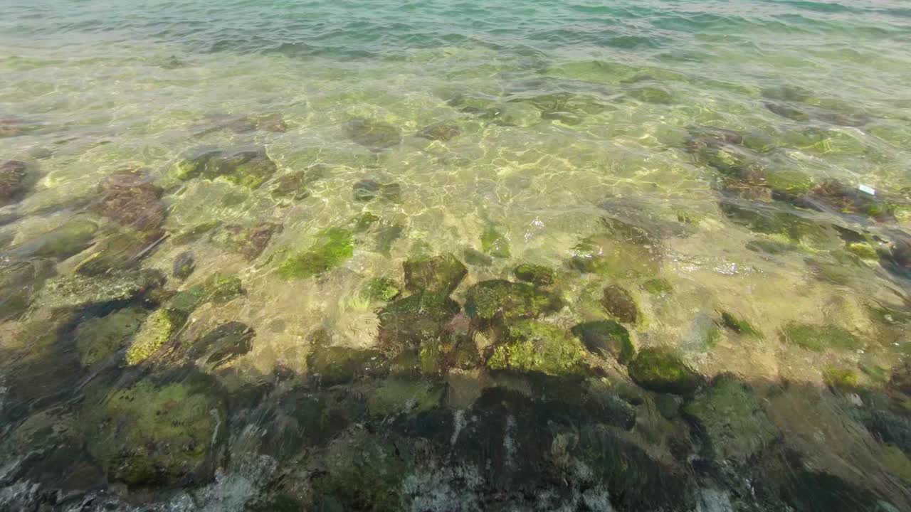 수정처럼 맑은 물이 있는 아름다운 바위 해안