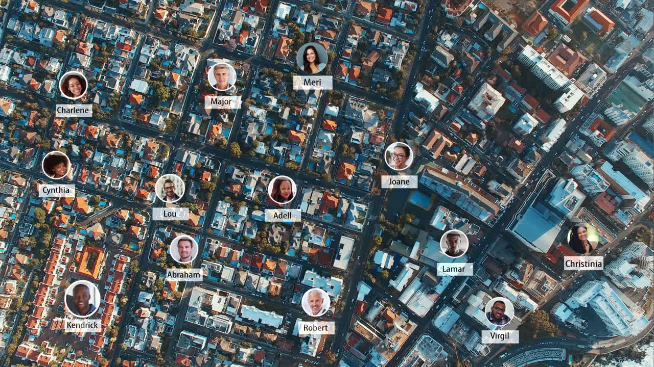 vista aérea de una ciudad con nombres y personas etiquetadas