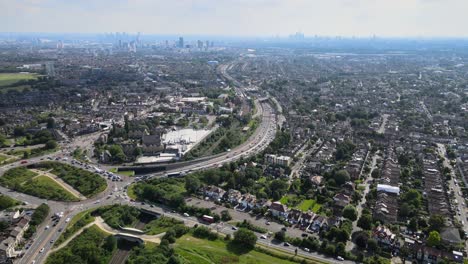 Leyton-Y-Leytonstone-Este-De-Londres-Waltham-Forest-Horizonte-De-Londres-En-Segundo-Plano-Imágenes-De-Drones-En-Aumento-4k