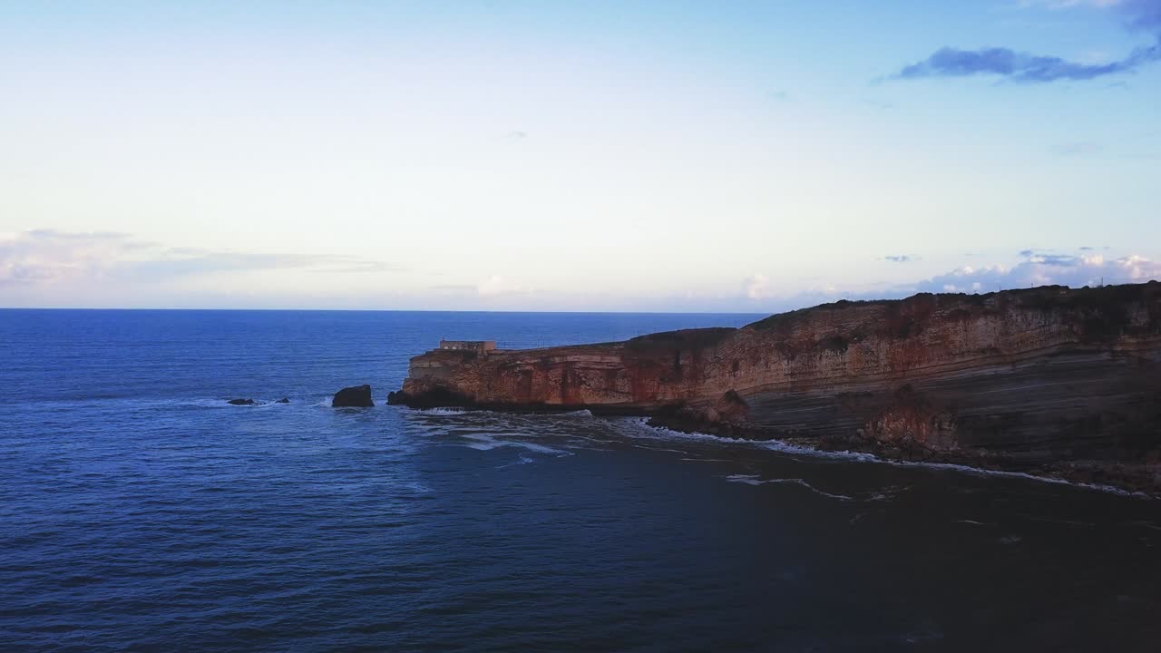 un lugar icónico en la costa atlántica, la meca del surf de grandes olas. vista del faro de nazare en el cañón norte de la zona, lugar con las olas más grandes de europa, nazare, portugal
