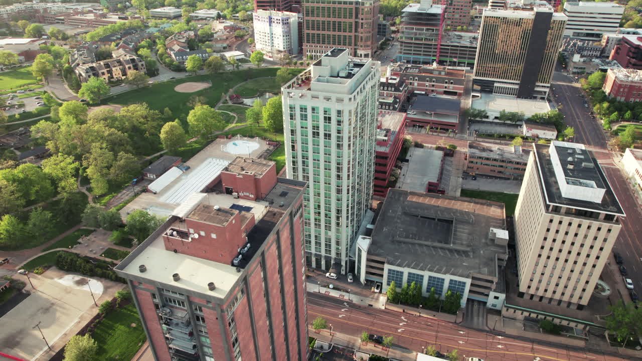 paralaje aéreo de la hora dorada alrededor de los edificios, el centro de clayton, missouri