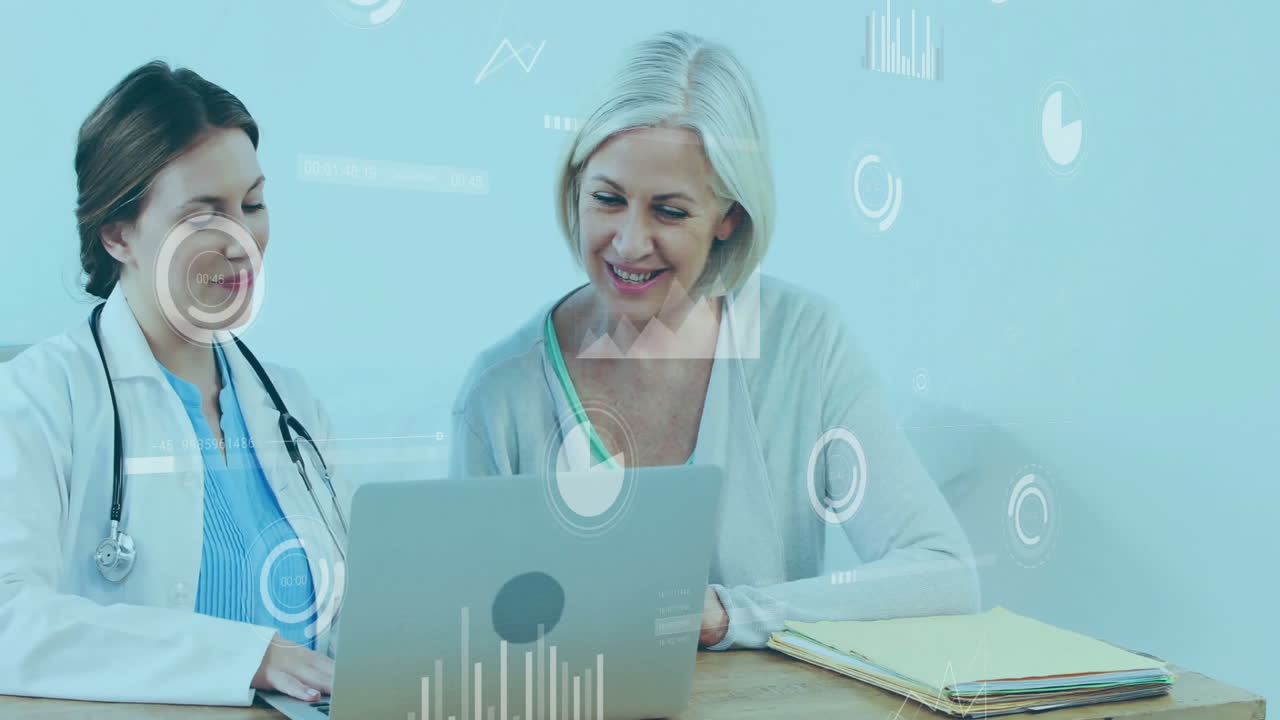animación de procesamiento de datos sobre una doctora caucásica y un paciente usando una computadora portátil