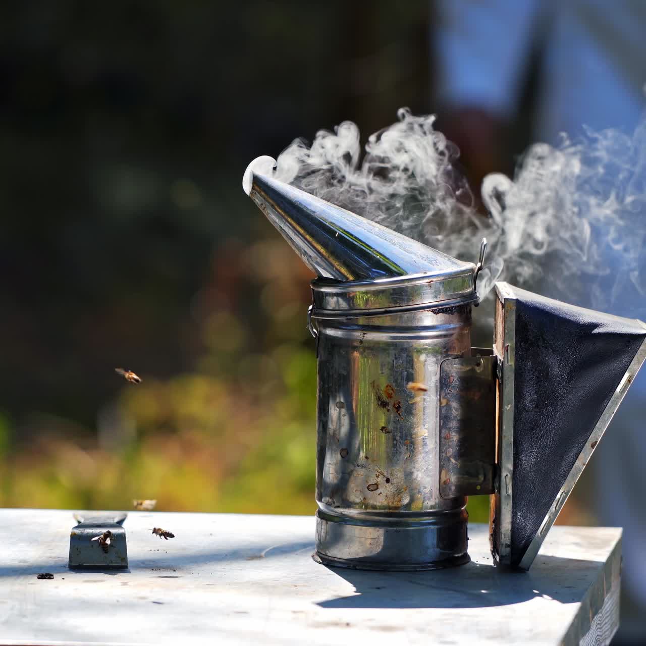 Metal bee smocker for beekeeping