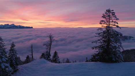 Wolken--Und-Nebelmeer-Mit-Rosa-orangefarbenem-Sonnenuntergangshimmel-Im-Winter-In-Les-Avants,-Waadt,-Schweiz