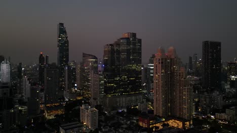Luftdrohnenaufnahmen-Des-Pulsierenden-Und-Dynamischen-Zentralen-Geschäftsviertels-Bangkok-Sathorn,-Bangkok-City-Bei-Nacht-Von-Oben