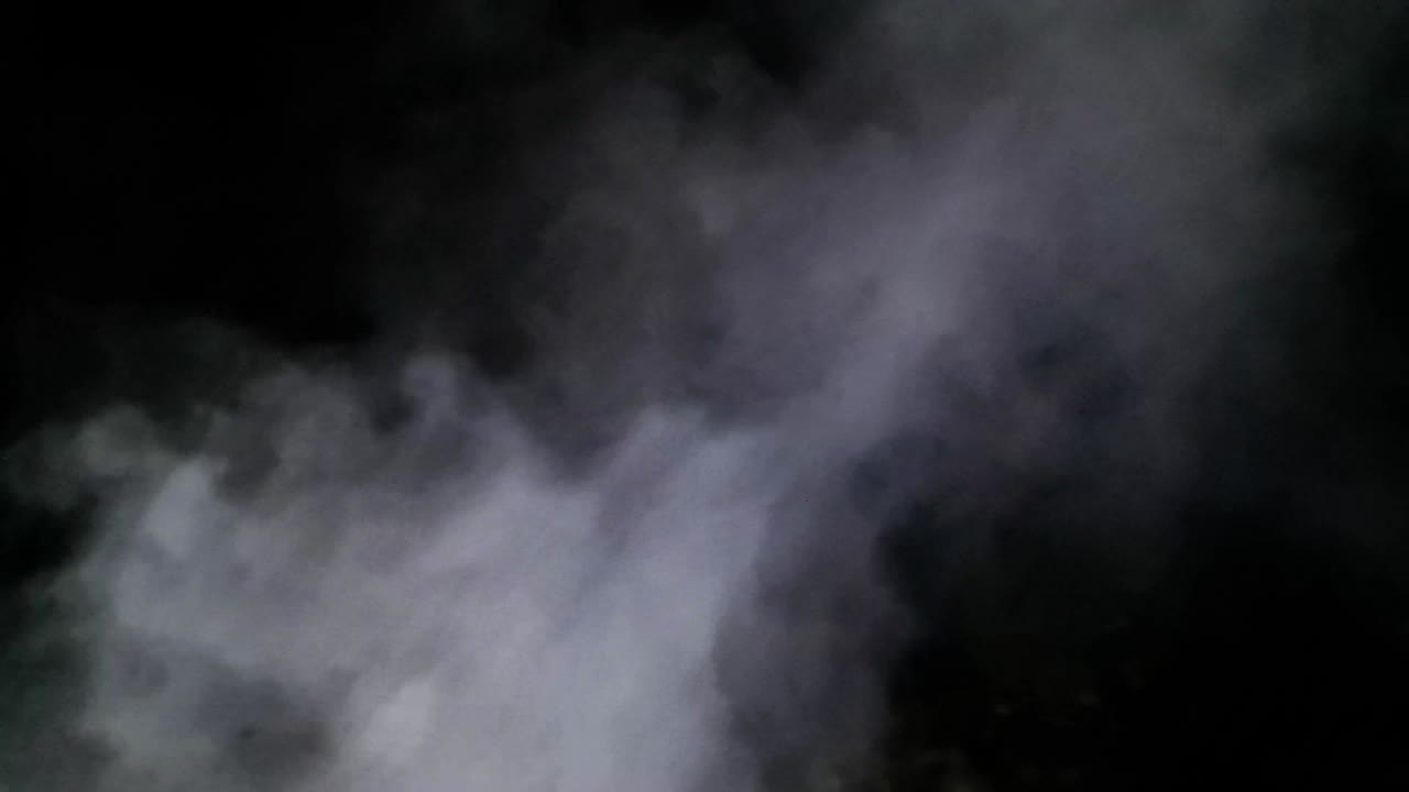 humo espeso en el aire nocturno