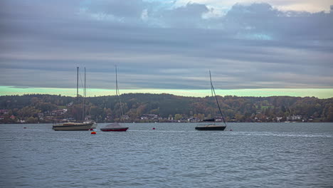 Wolken-Ziehen-über-Dem-Attersee-Mit-Angedockten-Yachten-In-Einem-Ruhigen-Zeitraffer