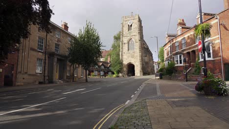 La-Puerta-Oeste-De-La-Ciudad-De-Warick-Con-La-Capilla-De-St-James-Del-Sitio-Del-Hospital-Lord-Leycester