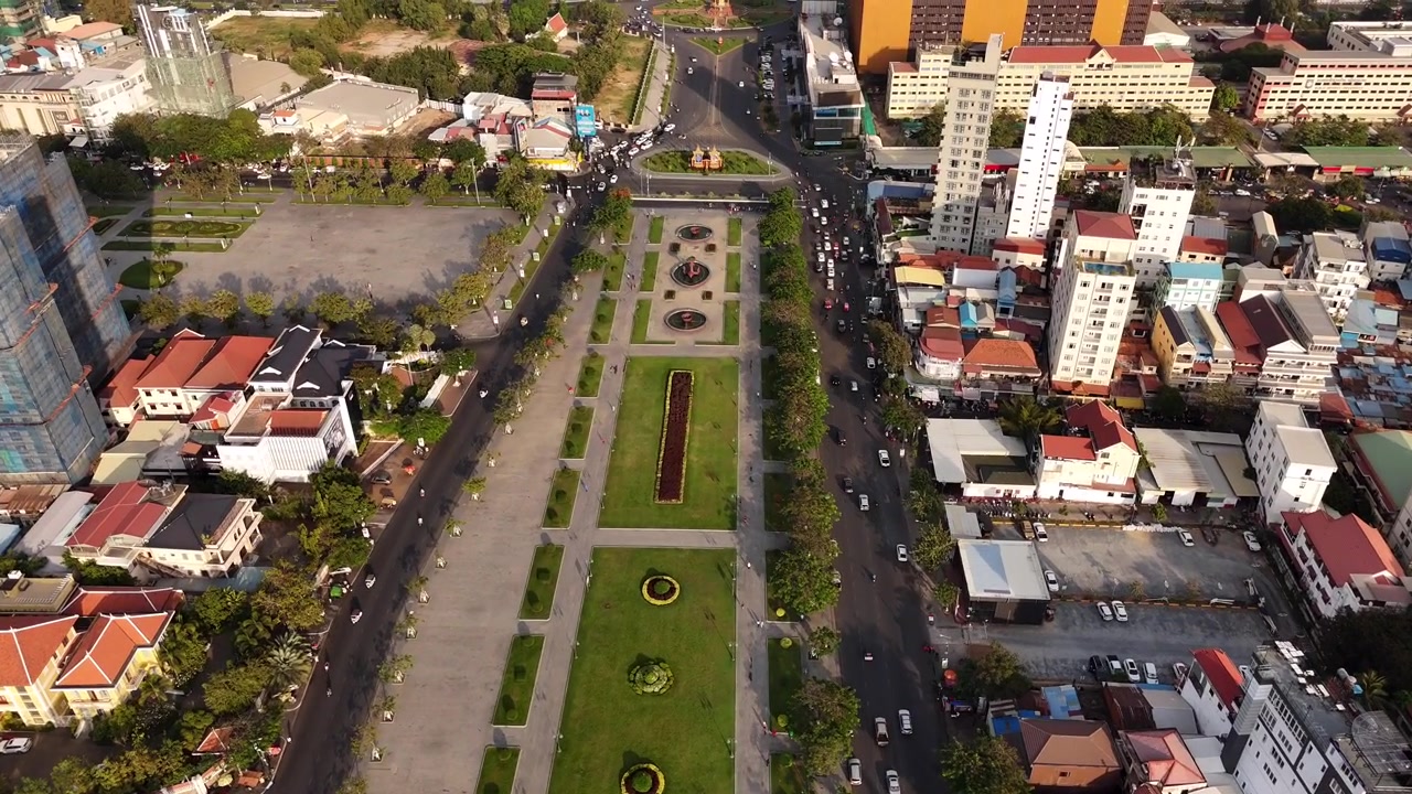 Riprese con drone sopra il Monumento all'Indipendenza lungo il viale Sihanouk nel centro di Phnom Penh, Cambogia. La telecamera si muove in avanti 2-2.