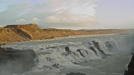 Weitblick-Auf-Den-Atemberaubenden-Gullfoss-Wasserfall-In-Island