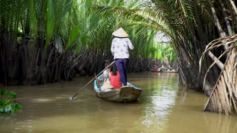 turistas en barco turístico de vietnam en el río local tomando fotos