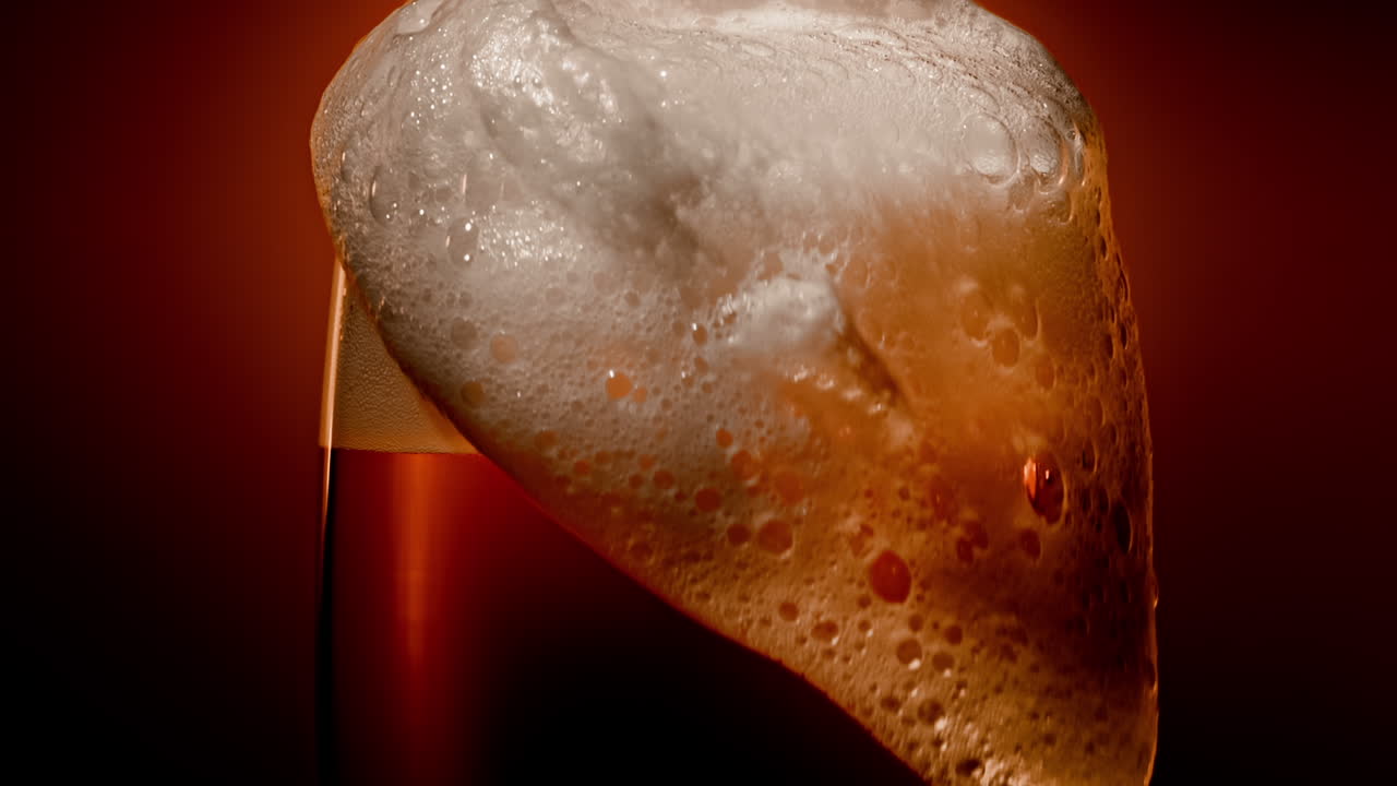 la cerveza lager se asienta en el vaso con una tapa blanca de espuma