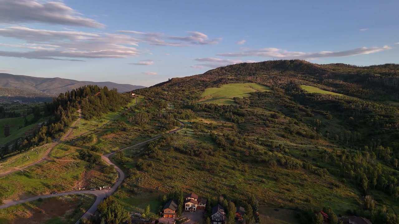 Veduta aerea di Emerald Mountain, colline verdi sopra Steamboat Springs, Colorado, USA, ripresa drone.