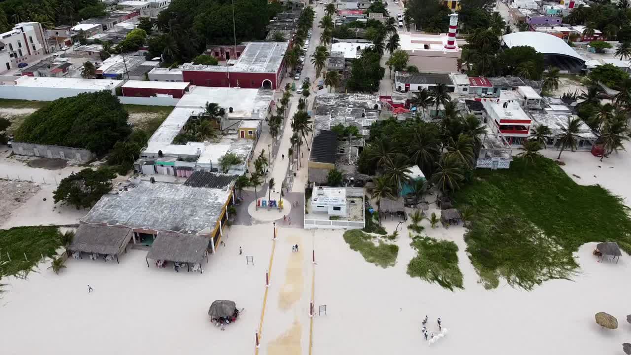 멕시코의 하얀 모래와 해변 오두막 팔라파스가 있는 해변 마을의 공중 전망