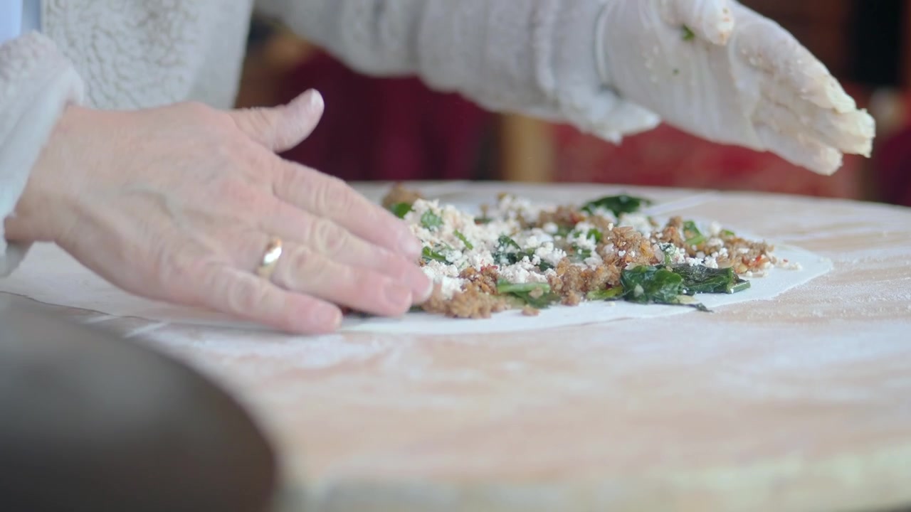 Chef che prepara la tradizionale pasta Gozleme turca.