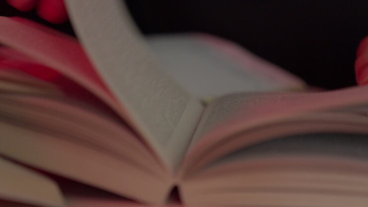 Sfogliando pagine di libri, preparazione agli esami, studio.