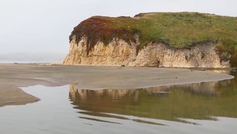 un acantilado en un bucle de la playa de point reyes