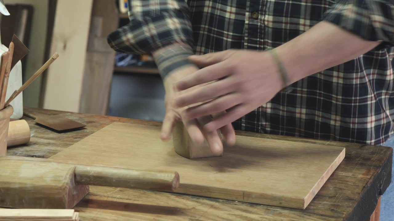 el alfarero trabaja con arcilla