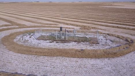 Antena-Giratoria-Del-Monitor-De-Tubería-En-El-Campo-De-Trigo-De-Alberta-Con-Nieve