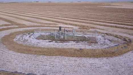 antena giratoria del monitor de tubería en el campo de trigo de alberta con nieve