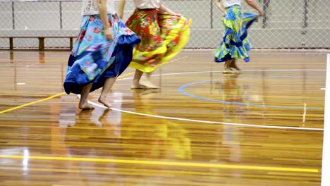 Hermosa-Coreografía-Presentada-Por-Mujeres-Con-Coloridas-Faldas-Largas-Y-Redondas