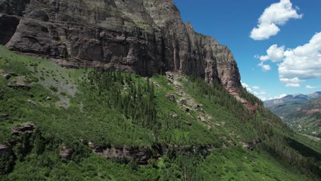 Klippen-Und-Grüne-Landschaft-Des-Telluride-Valley,-Colorado-Usa-An-Einem-Sonnigen-Sommertag-Drohne-Aus-Der-Luft