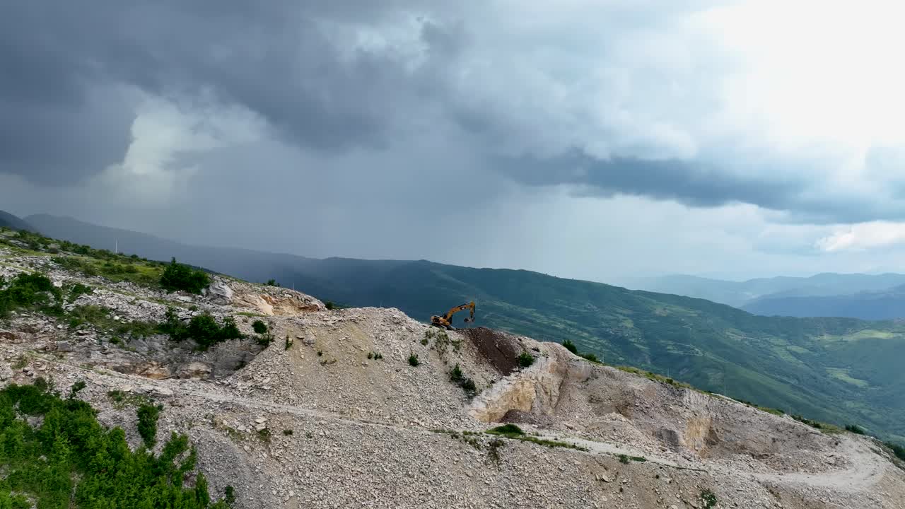 экскаватор, выкапывающий склоны горы в карьере, вызывающий эрозию