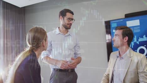 animación del procesamiento de datos financieros sobre diversas personas de negocios en la oficina