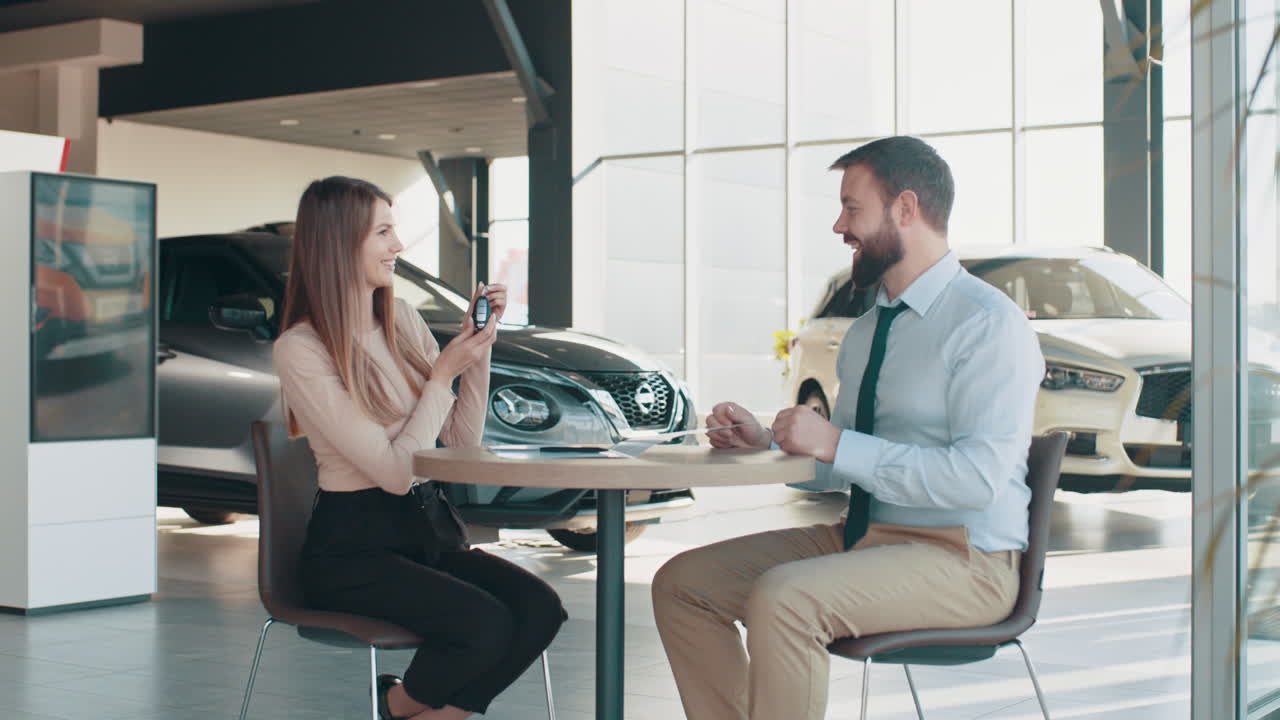 concesionario de automóviles cliente que recibe las llaves del automóvil