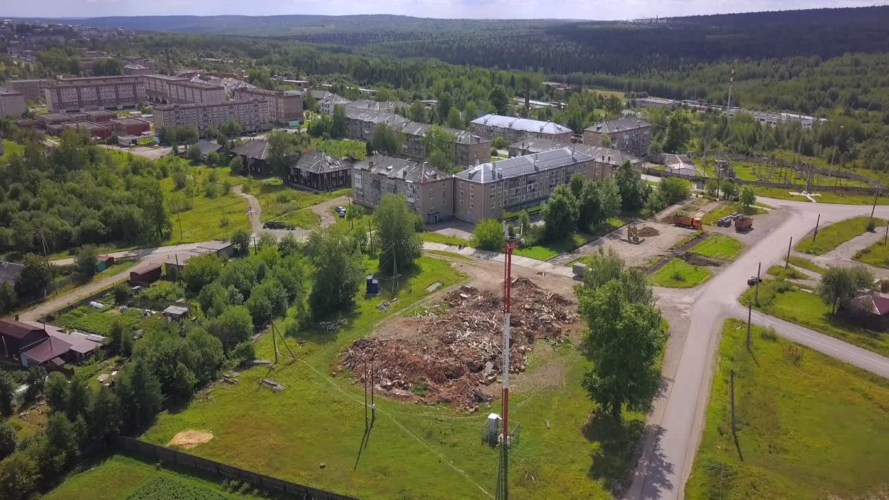vista aérea de una ciudad con sitio de demolición
