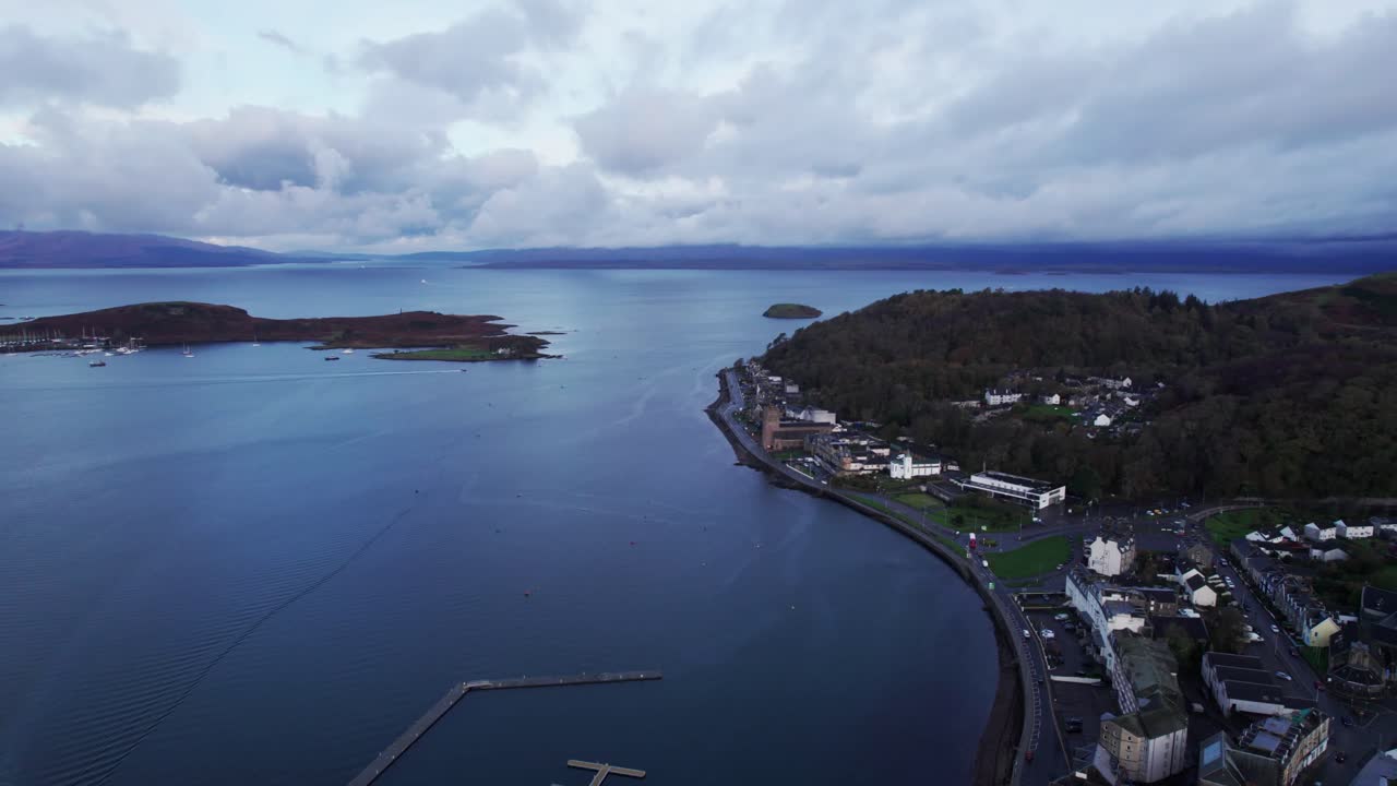 las nubes en el día gris se mueven sobre la ciudad costera de oban, escocia, antena
