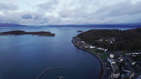 Las-Nubes-En-El-Día-Gris-Se-Mueven-Sobre-La-Ciudad-Costera-De-Oban,-Escocia,-Antena