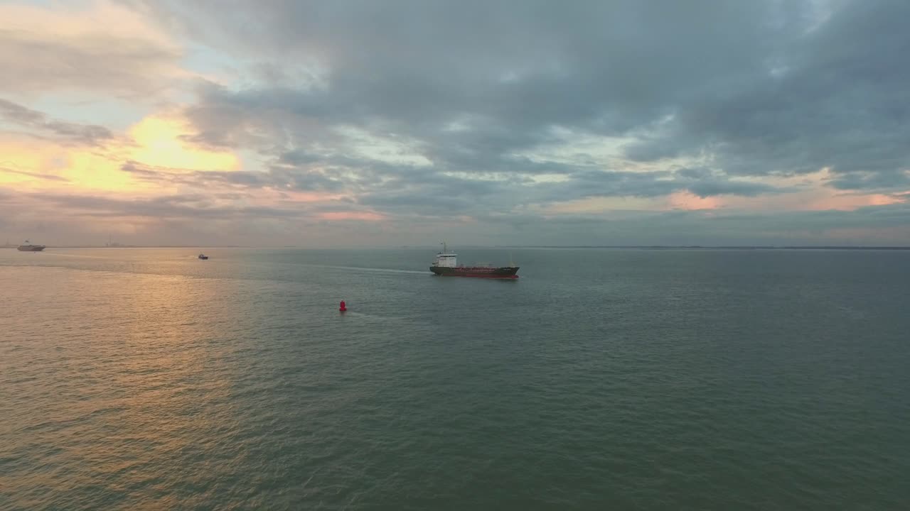 항공: 앤트워프에서 오는 화물선