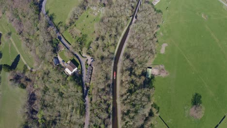 Un-Barco-Estrecho-Que-Cruza-El-Acueducto-Pontcysyllte-Famoso-Diseñado-Por-Thomas-Telford,-Ubicado-En-La-Hermosa-Campiña-Galesa,-Famosa-Ruta-Del-Canal