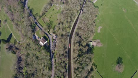 un barco estrecho que cruza el acueducto pontcysyllte famoso diseñado por thomas telford, ubicado en la hermosa campiña galesa, famosa ruta del canal