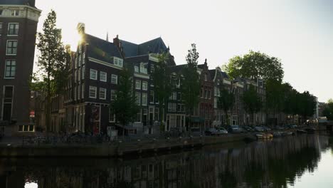 Hermosa-Luz-Del-Sol-Temprano-En-La-Mañana-En-Un-Hermoso-Vecindario-De-Amsterdam