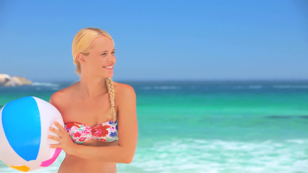 해변 공을 가지고 놀고 있는 금발 소녀