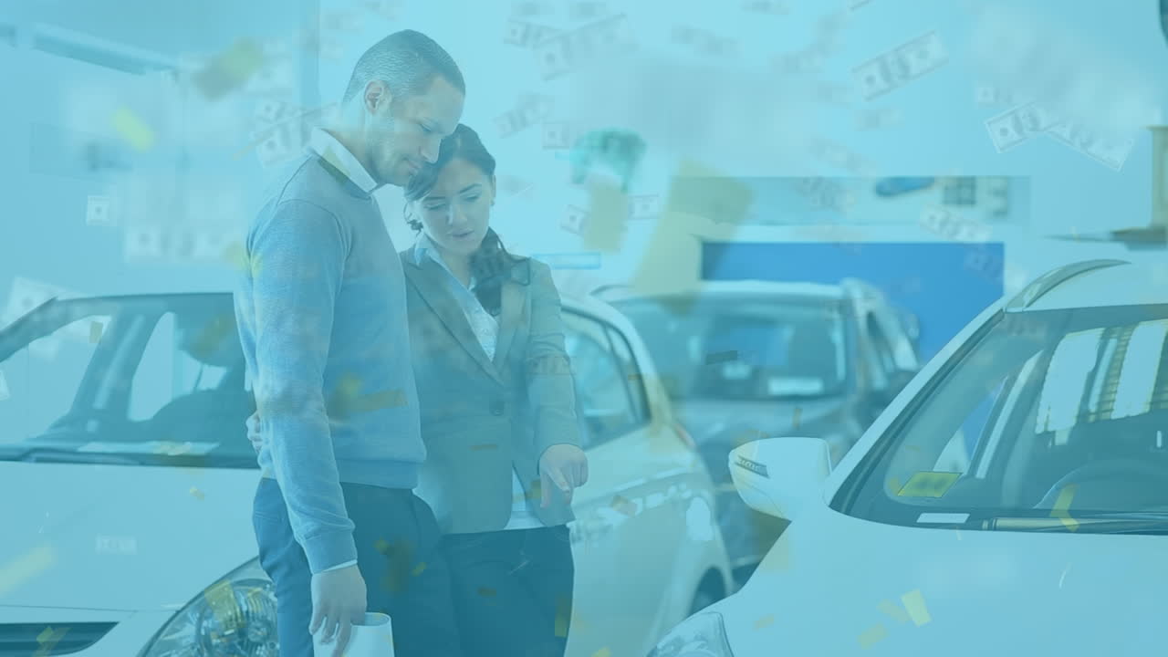 animación de dólares cayendo sobre una pareja caucásica comprando un coche