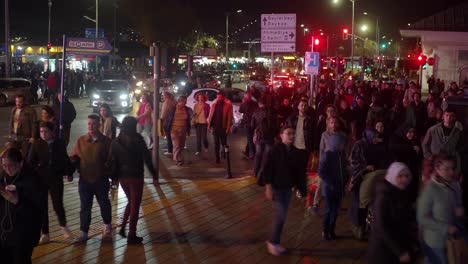 calle llena de gente en istanbul por la noche