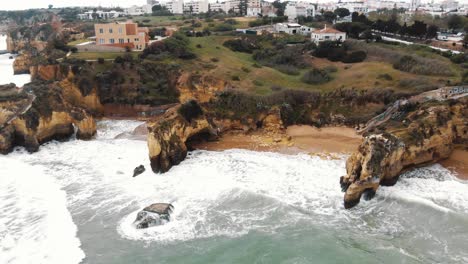 Olas-Rompiendo-En-Rocas-Y-Acantilados-A-Lo-Largo-De-La-Costa-De-Lagos,-Algarve,-Portugal