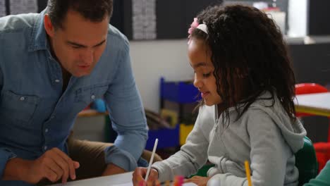 Vorderansicht-Eines-Kaukasischen-Männlichen-Lehrers,-Der-Schulmädchen-Im-Klassenzimmer-Unterrichtet-4k